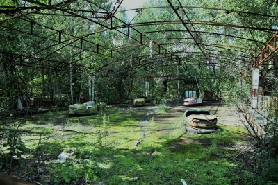Maha jäetud lõbustuspark Pripjatis, mille on üle võtnud taimed