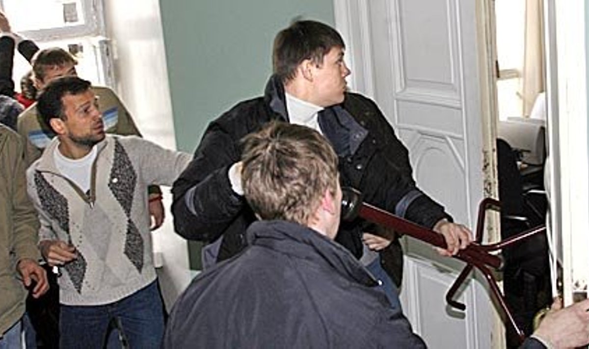 Našilased ründavad pressikonverentsihoones ruumi, kus on Marina Kaljurand.