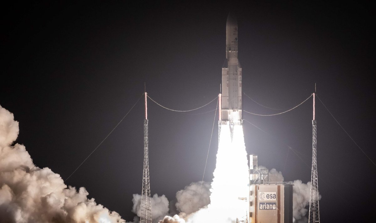 BepiColombo sondi kandev Ariane 5 rakett õhku tõusmas