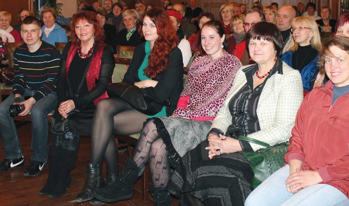 Ene Rämmeld (esireas vasakult kolmas) kohtumas Alatskivi publikuga. Foto: Reet Kruup