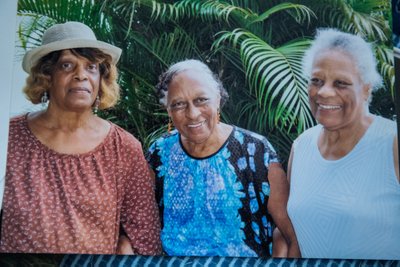 Paar aastat tagasi külastas Annely esimest korda isapoolset suguvõsa Martinique’i saarel. Pildil paremal vanaema, vasakul vanatädid.
