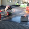 Loksa Lasteaias toimunud õppusel said lapsed proovida mängu-tulekahju kustutamist