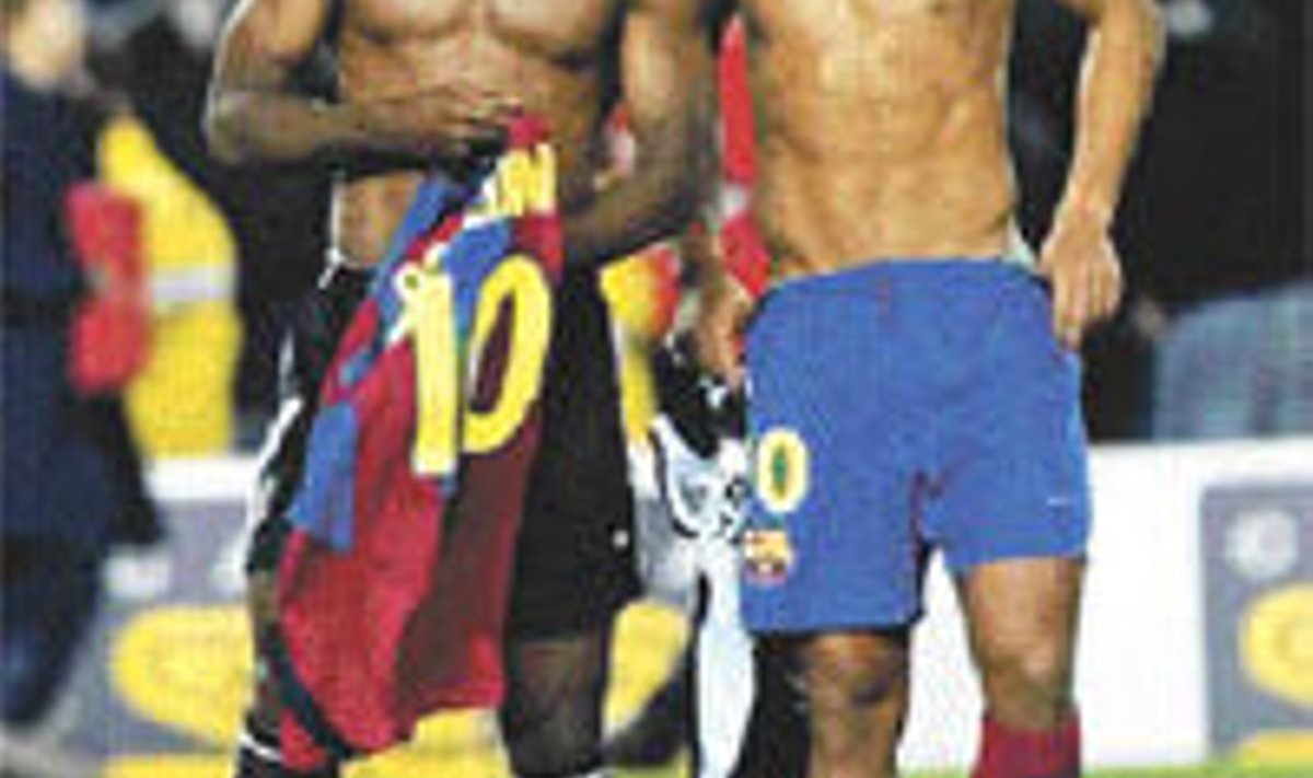 FC Barcelona staar Ronaldinho (paremal) vahetab Nou Campil särke UD Levante mängija Ettieniga.