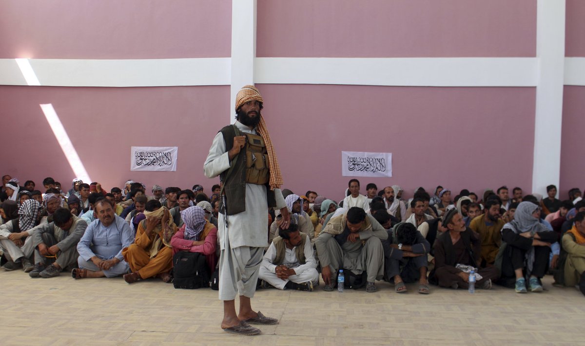 Talibani võitleja vangi langenud valitsusvägede meestega eile Kabulist loodesse jäävas Ghaznīs.