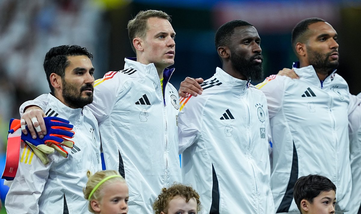 Saksamaa jalgpallurid, paremal keskkaitsjad Antonio Rüdiger ja Jonathan Tah