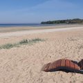 ФОТО: На пляжах Хааберсти установлены уникальные лежаки