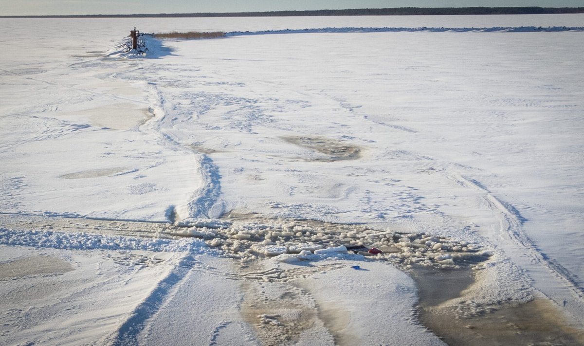В Орьяку рыбак на тракторе провалился под лед, но смог дождаться помощи в холодной воде