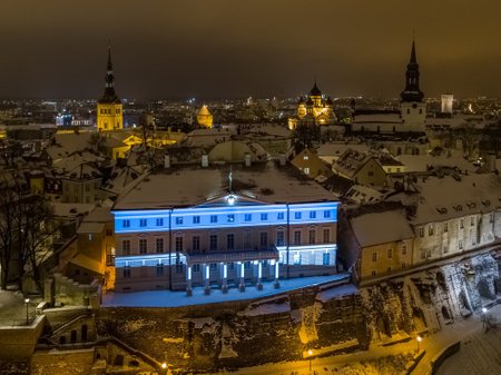 Stenbocki maja värvus EV100 sünnipäevanädalaks sinimustvalgeks 