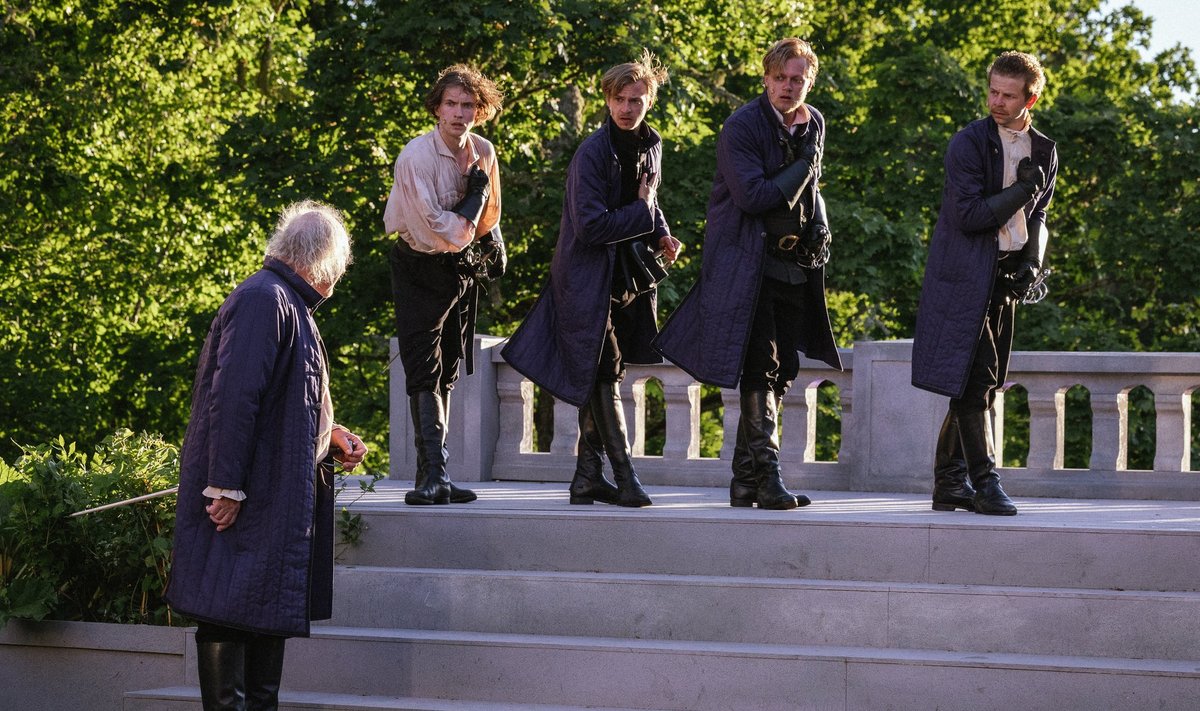 Musketärid (paremalt) Athos (Martin Mill), Porthos (Oskar Punga), Aramis (Alden Kirss) ja d’Artagnan (Jass Kalev Mäe) jagavad kamraadlikke hetki, kuid ilma sentimentaalse vennaarmuta.