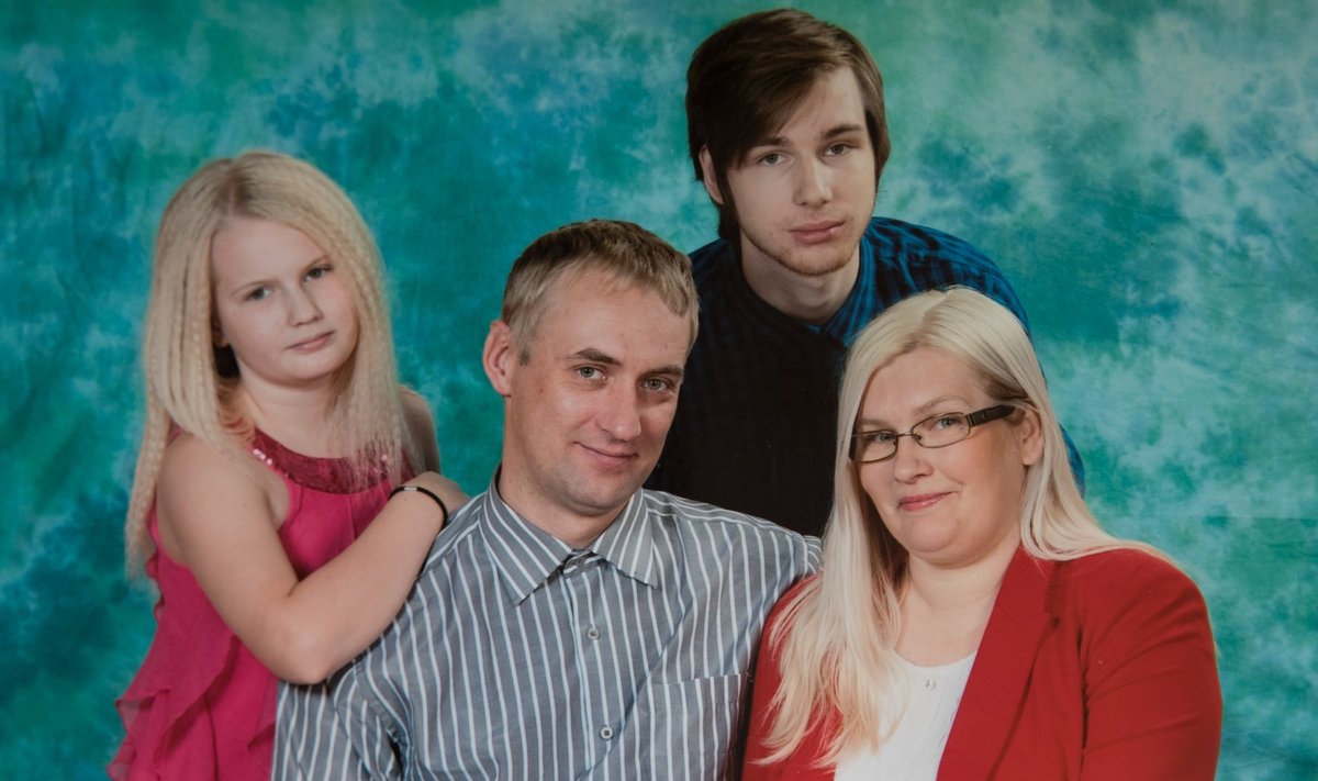 Ailiis, Aigar, Matthias ja Kristel 2016. aastal tehtud värskeimal perekonnapildil