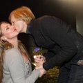 FOTOD: Ilmar Taska kinkis Anu Saagimile oma uue etenduse puhul kuuma suudluse!