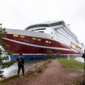Viking Line'i laev pukseeriti madalikult sadamasse