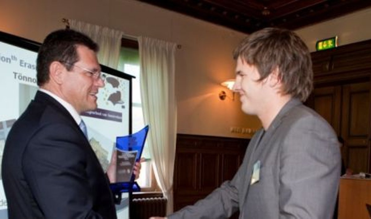 Euroopa Komisjoni liige Maroš Šefčovič annab Tõnno Toompuule kingituse Erasmuse kahemiljonendaks tudengiks valimise puhul.