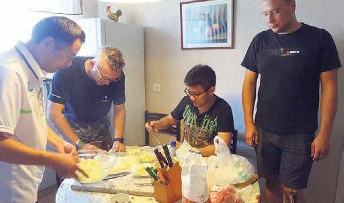 Mihkel Mehiste jälgimas Hiina meeste osavust kokakunstis. Foto: Ilve Tobreluts