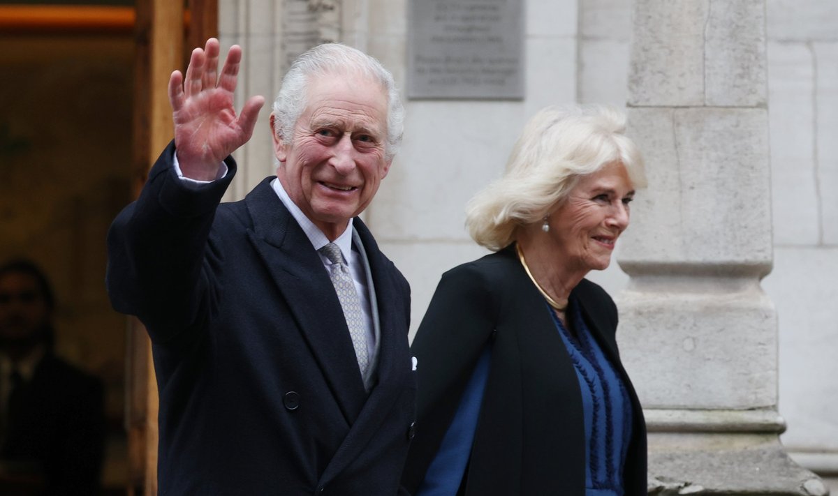 Kuningas Charles III lahkus rõõmsana kuninganna Camilla seltsis esmaspäeval haiglast