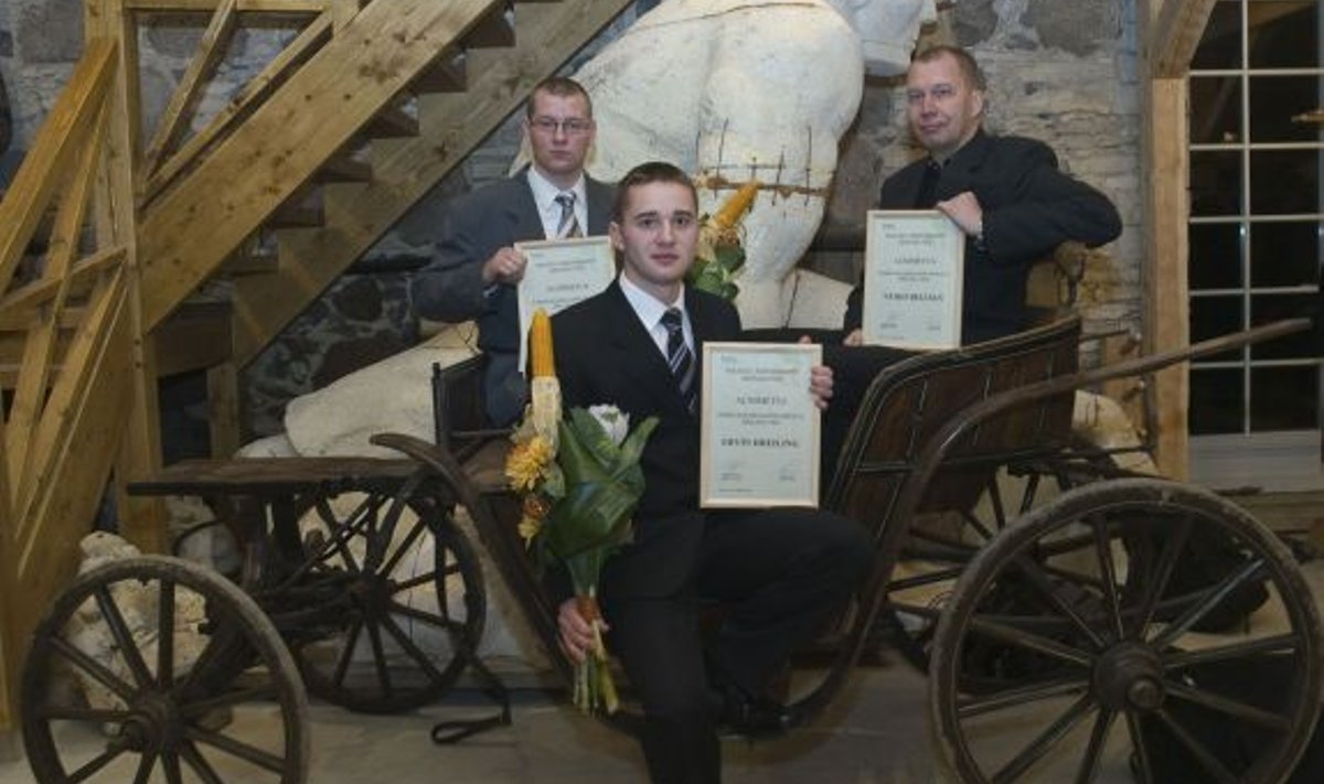 Marko Arras (vasakul), Ervin Dreiling ja Veiko Belials said oma aukirjad ja preemiad kätte Eesti Põllumajandus-Kaubanduskoja läinudreedesel lõikuspeol.