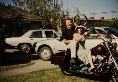 Tea ja Sulev sattusid Californias grupi motikameeste peale, kes töötasid indiaaninoorte rehabilitatsioonikeskuses. Pildil istuvad Sulev ja Tea parasjagu ühe nende Harley Davidsoni peal.