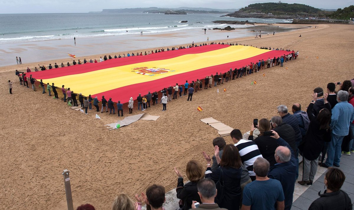 Partei Vox toetajad rullisid laupäeval Santanderi rannas peetud meeleavaldusel laiali 1000-ruutmeetrise riigilipu.