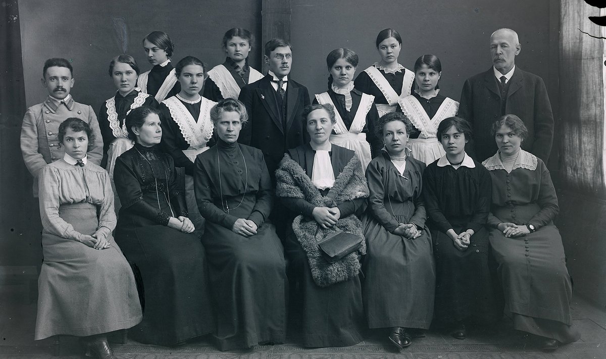 Paide Naisgümnaasiumi lõpetajad ja õpetajad 1917. aastal: 1. reas vasakult kolmas on õpetaja Fabritius, neljas direktriss Bõstrova, 2. reas paremalt esimene muusikaõpetaja Pertel, seitsmes õpetaja Arnold Eglon. Fotod: Kristjan Lepp, Rahvusarhiiv