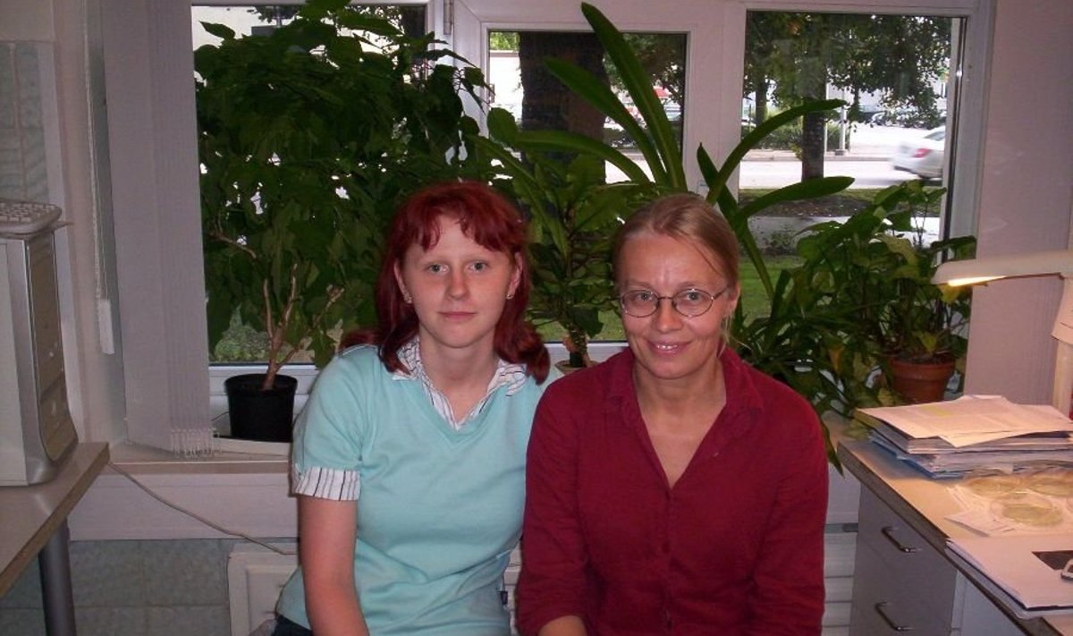 Kristina Aare koos oma juhendaja Rita Hõrakuga Tartu ülikooli molekulaar- ja rakubioloogia laboris.