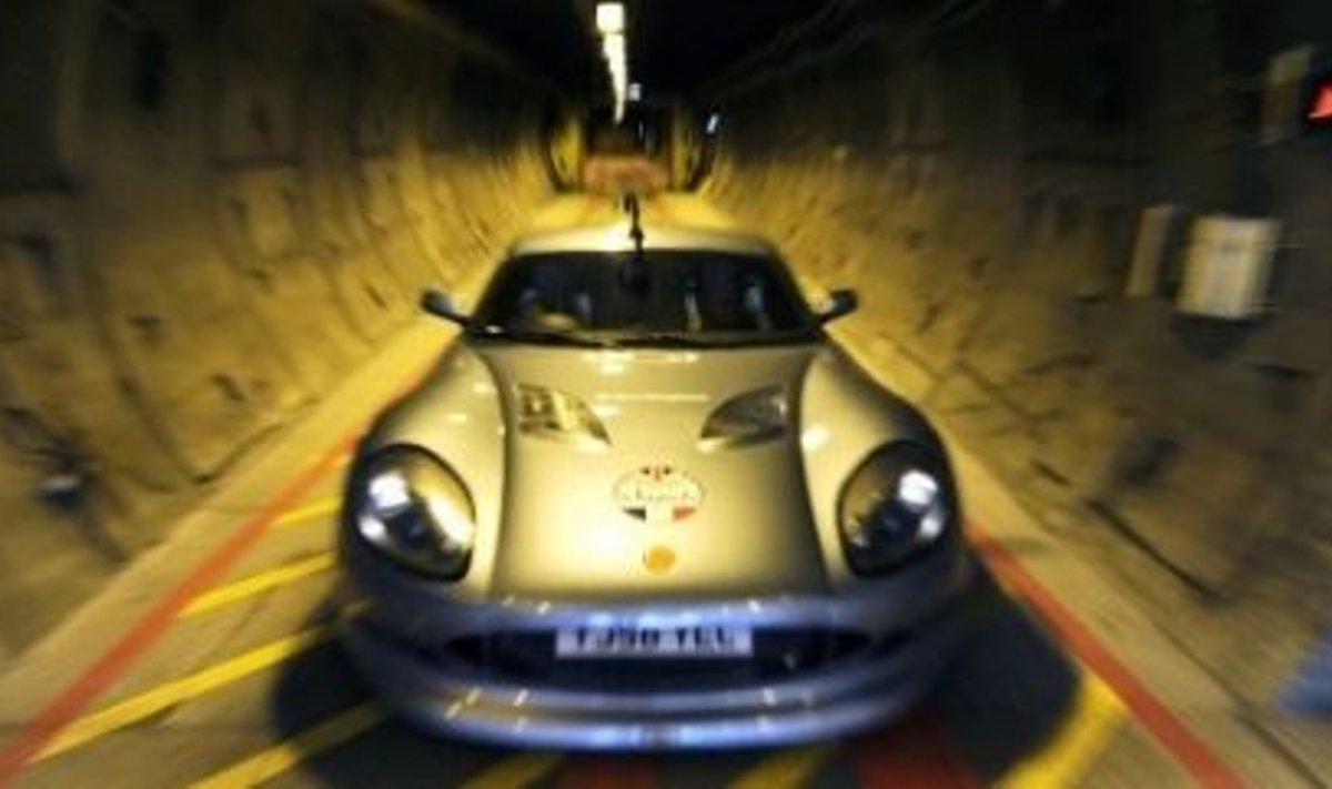Sportauto Eurotunnelis. Foto Adrian Dennis, AFP