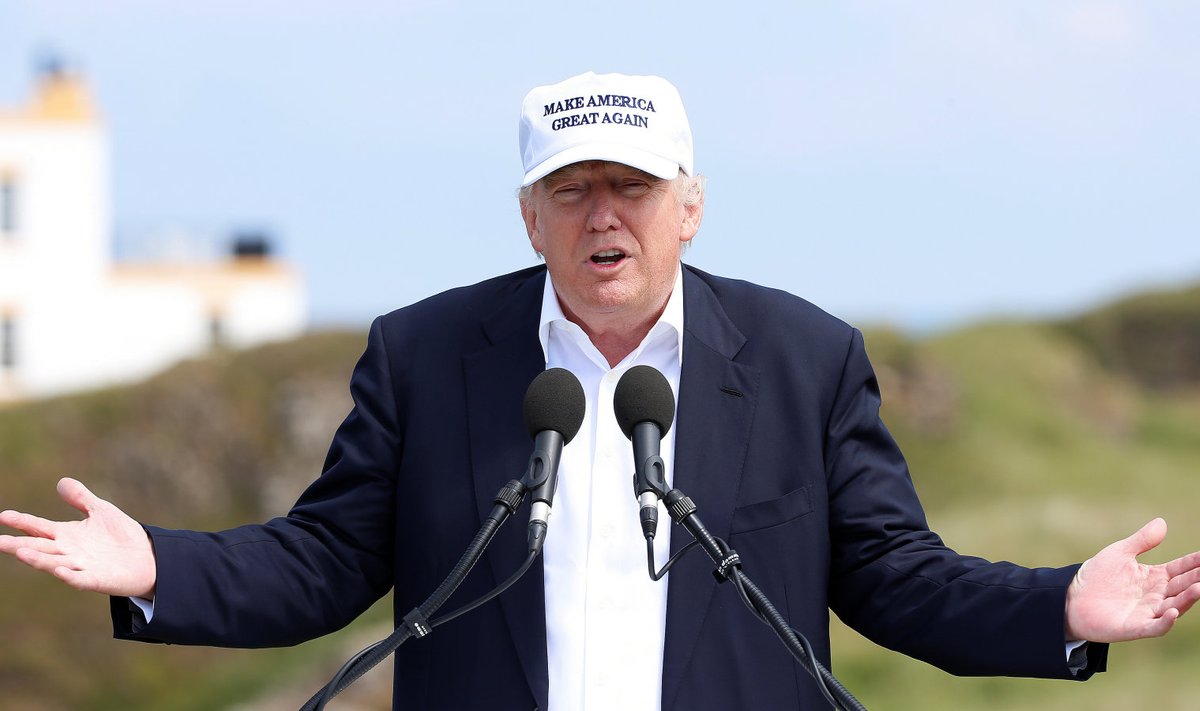 Donald Trump kõnelemas oma golfiväljakul Turnberrys Šotimaal.