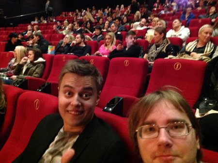 NURKA SURUTUD: Loo autor Dannar Leitmaa (pildil paremas nurgas) koos kaaskannatajaga superfilmi algust ootamas.