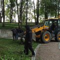 ФОТО И ВИДЕО | В Темном саду Нарвы демонтировали красноармейский памятник, человеческих останков там не обнаружили