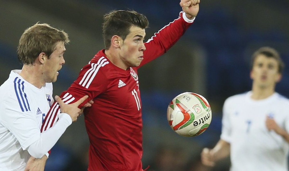 Veli Lampi üritab takistada Gareth Bale'i.