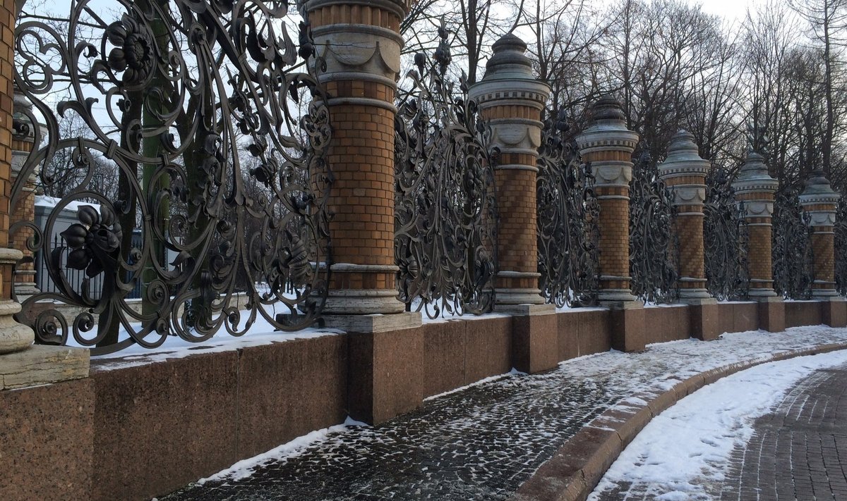 Peterburi linnavõimu soov on hoida võimalikult paljud eakad aastavahetusel linnamelust eemal ja kõnniteed tühjana.