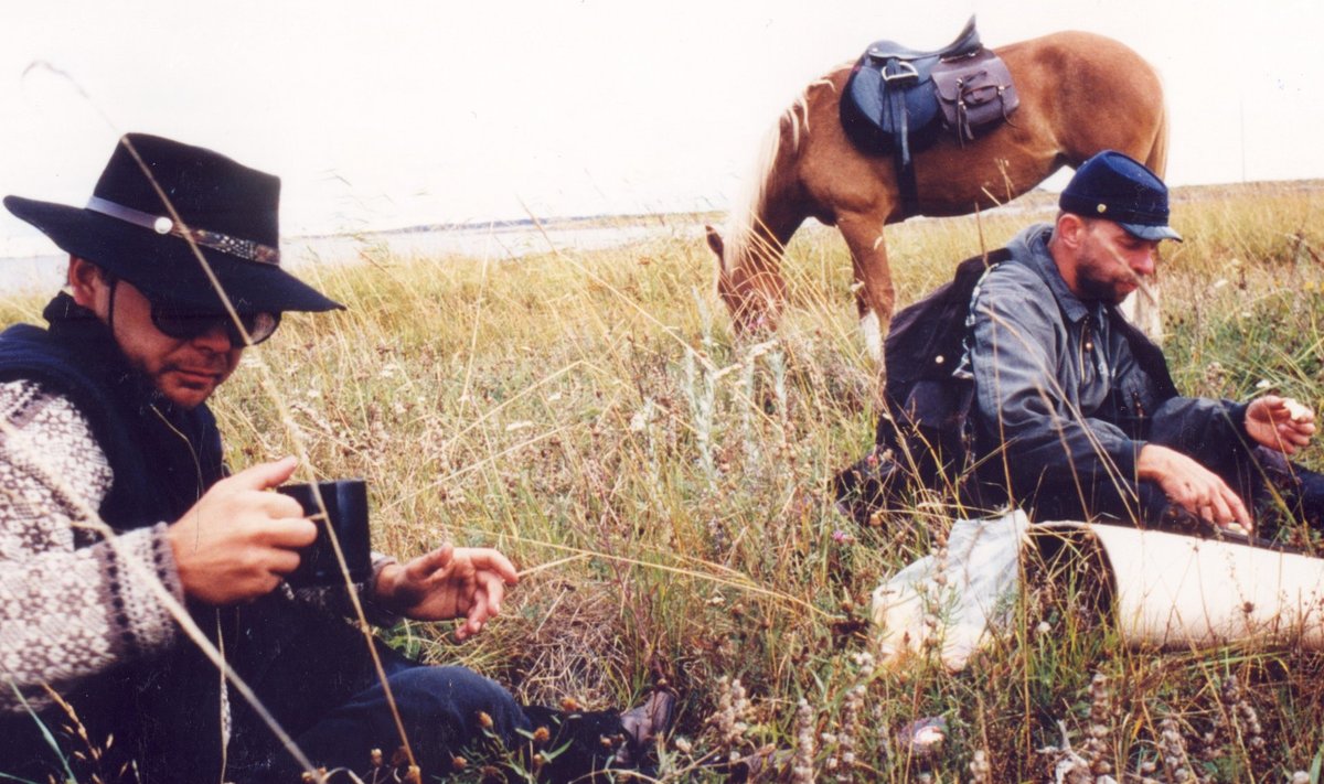 Ago Ruusi filmi “Loojangule vastu” teljeks on ajakirjaniku Madis Jürgeni ja kunstnik Aivar Juhansoni ratsamatk eesti tõugu hobustel läbi Muhu- ja Saaremaa Vilsandile. Esmakordselt oli film ETV ekraanil 1999. aastal