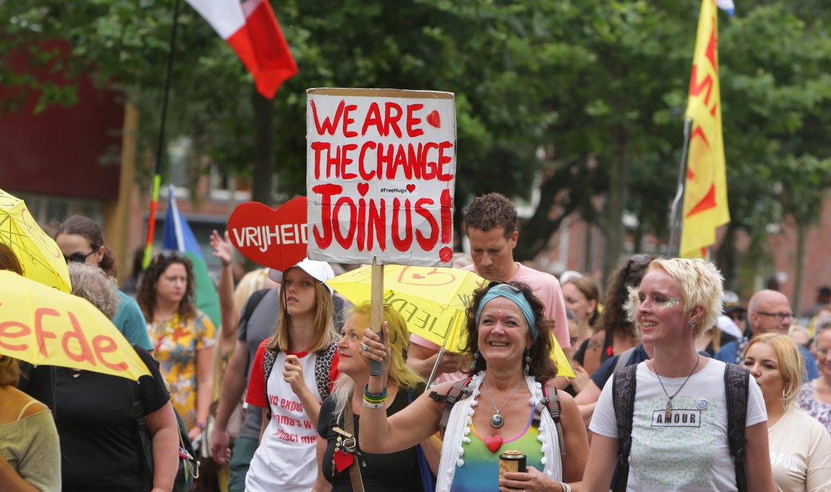 Amsterdami suvisel meeleavaldusel lehvisid loosungid nii vaktsiinide kui "globaalse pedofiilide eliidi" vastu.