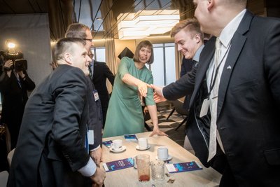 President Kaljulaid tuli tormi saabudes parasjagu delegatsiooni tervitama, selleks aga pidi toolidest, seintest ja postidest kinni hoidma.
