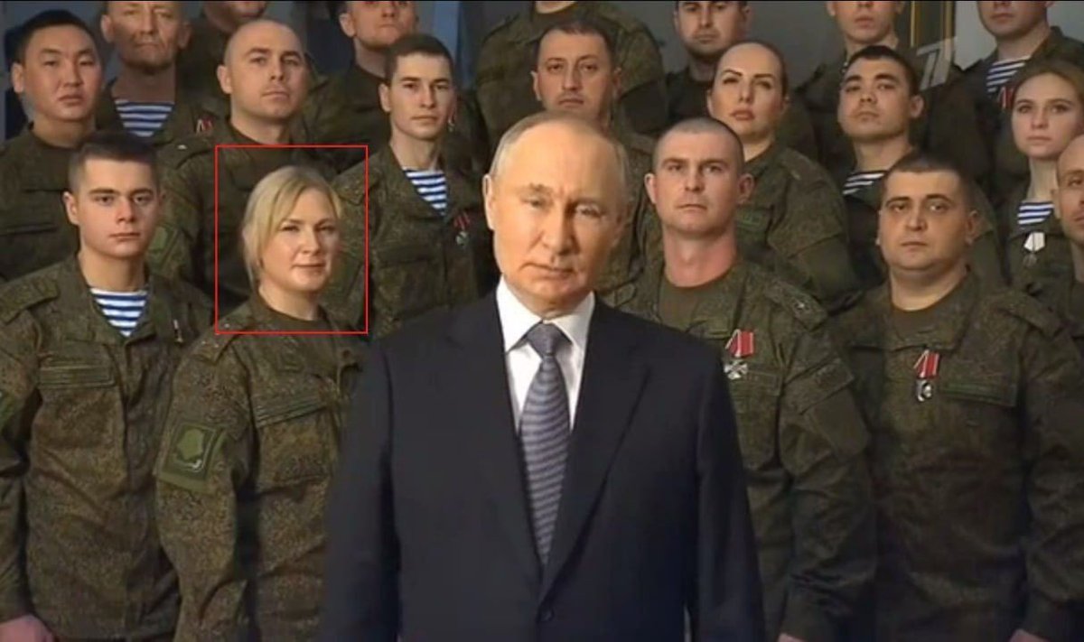 Kaader Putini tänavusest uusaastakõnest. Sama naine on olnud mitme Kremli propagandavideo taustal, iga kord eri ametis.