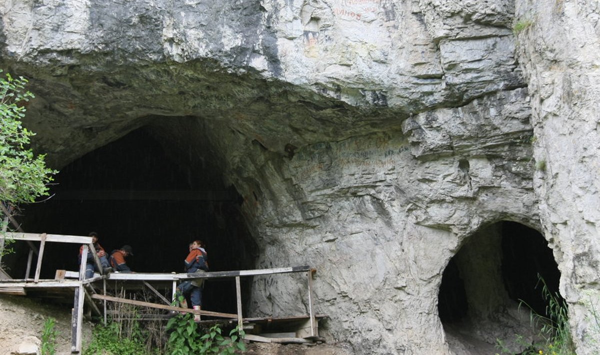 Denisova koobas sai nime seal 17. sajandil elanud eremiit Denisi järgi, aga kümneid tuhandeid aastaid varem elas seal hoopis teistsuguseid inimlasi.