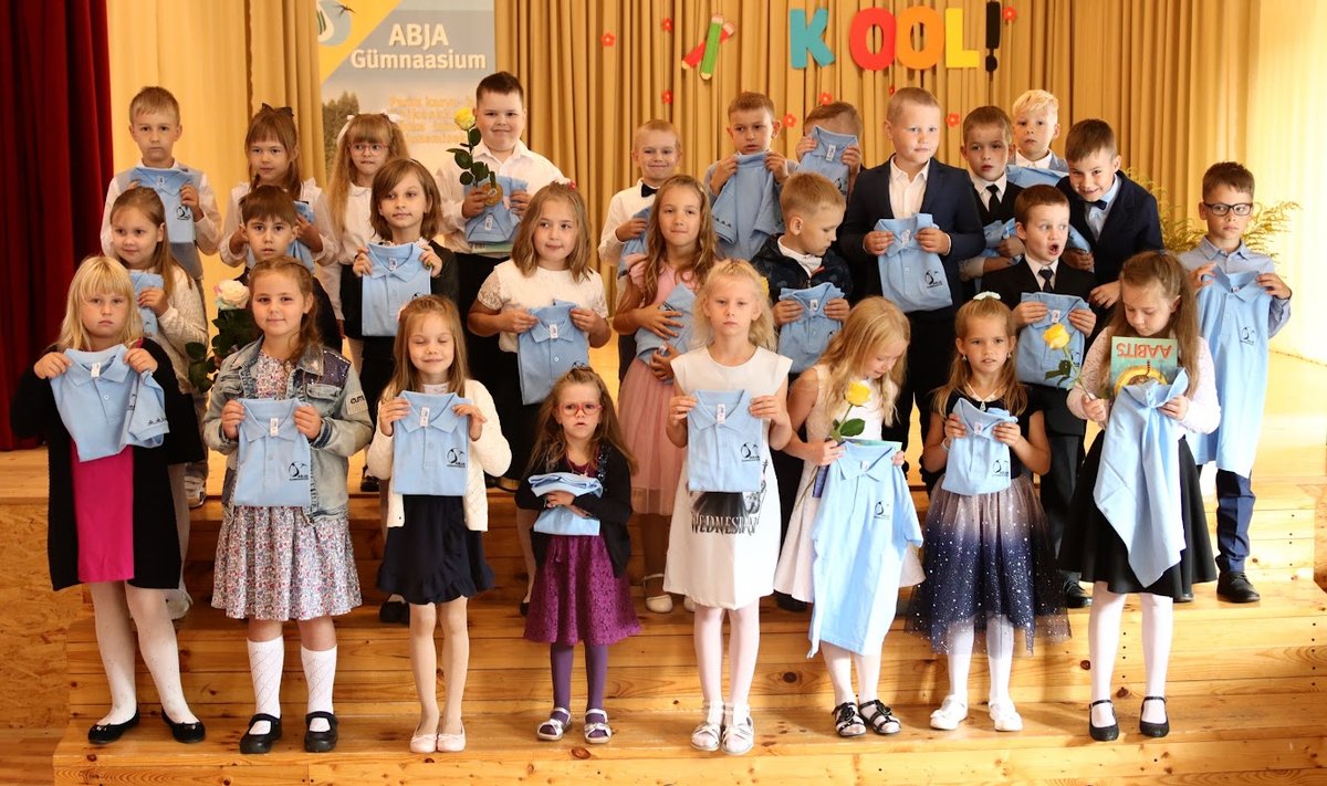 Koolivormi sinine polosärk on Abja gümnaasiumi tarkusepäeva kingitus 1. klassi astujatele. 