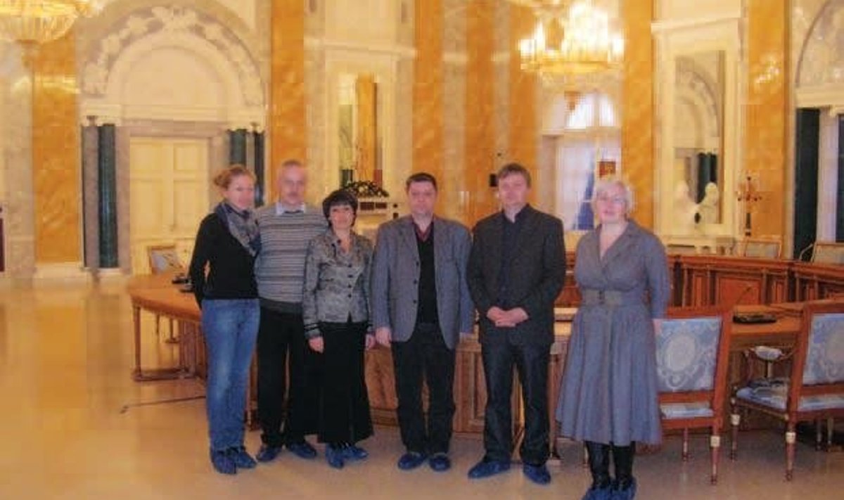 Kiili valla delegatsioon Konstantinovi palee marmorsaalis. Foto: erakogu