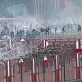VIDEO | Poola piiril läksid migrantide tõrjumiseks käiku veekahurid, üks politseinik sai tõsiselt viga