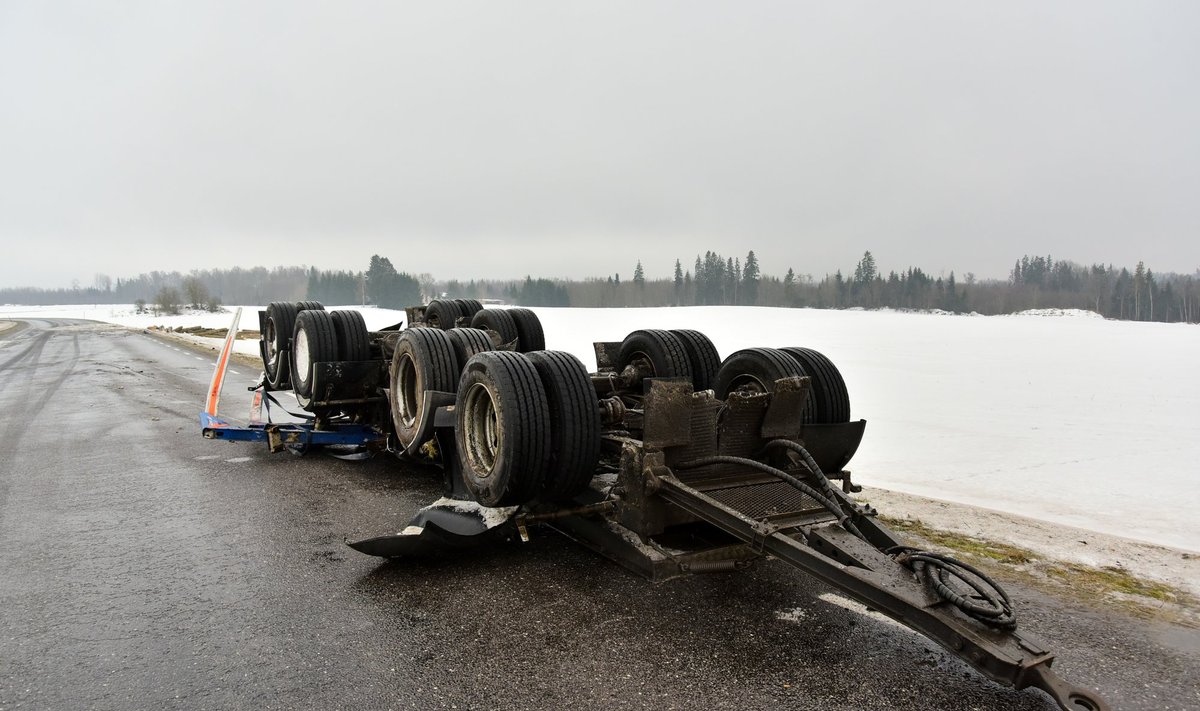Õnnetus järelhaagisega Viljandimaal talvise põllu veerel.