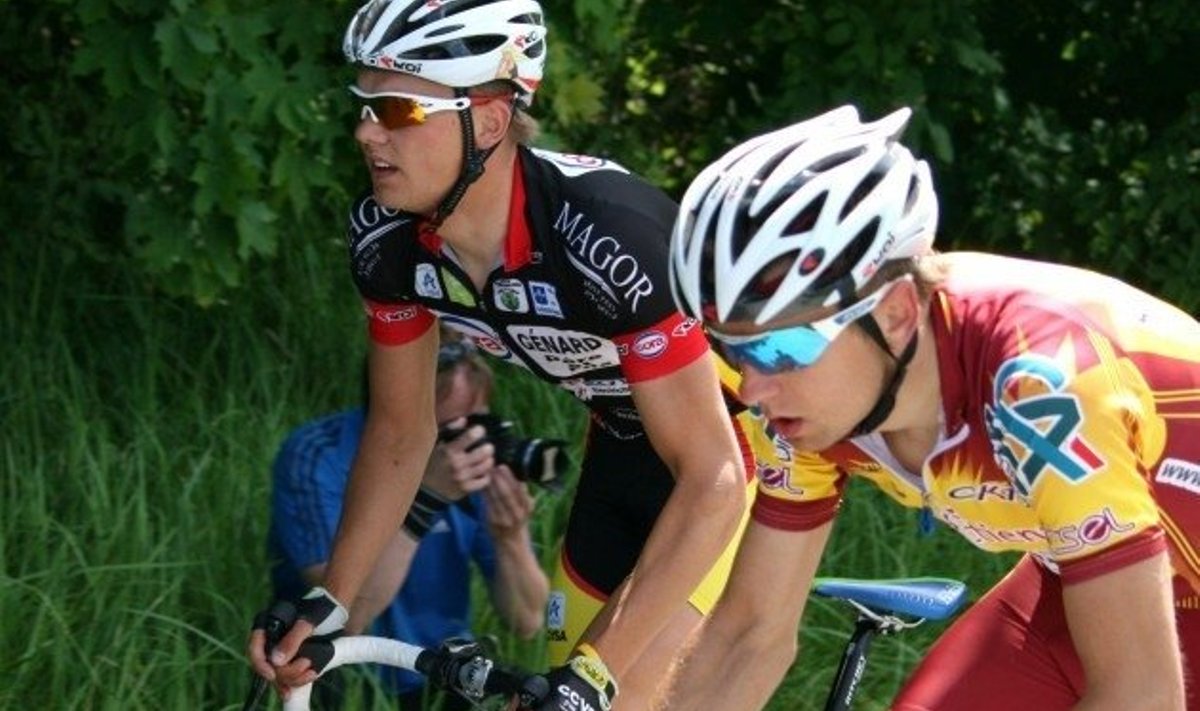 Alo Jakin (taamal) sõitmas Eesti meistrivõistlustel, jalgratas