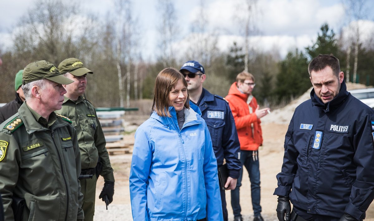 Mullu kevadel käis Elmar Vaher (paremal) piiril koos president Kersti Kaljulaidiga. Nüüd ei ole meeleolu enam nii päikeseline.