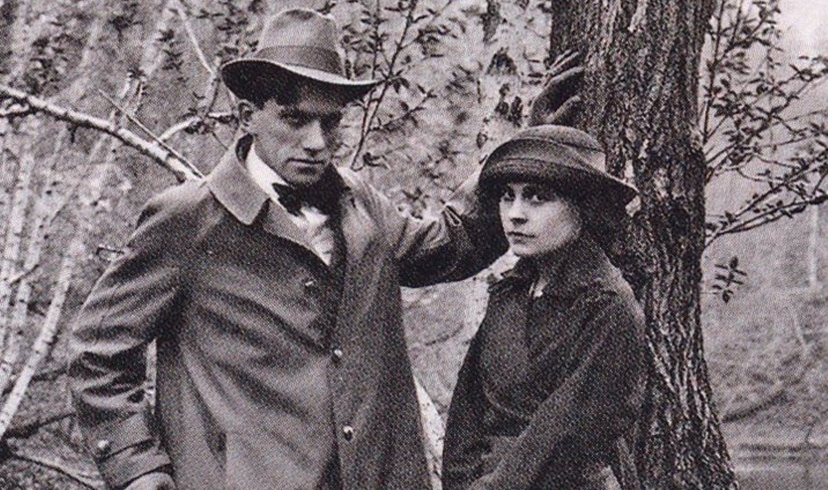Vladimir Majakovski ja Lili Brik 1918. aastal filmivõtte vaheajal Peetri pargis. 