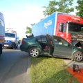 ФОТО: В столкновении грузового и легкового автомобилей в Тарту погибла женщина