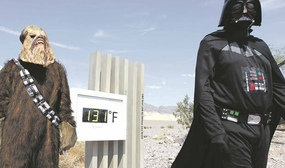 „Star Warsi” kostüümides äärmuste otsijad poseerisid pühapäeval USA-s Arizona kõrbes asuvas Surmaorus Fahrenheiti järgi 131 kraadi näitava mitteametliku termomeetri näidu ees. Celsiuse järgi oleks see 55 kraadi. Surmaorus on mõõdetud ka 1913. aastast püsinud  maailma kuumarekord 56,7 kraadi.