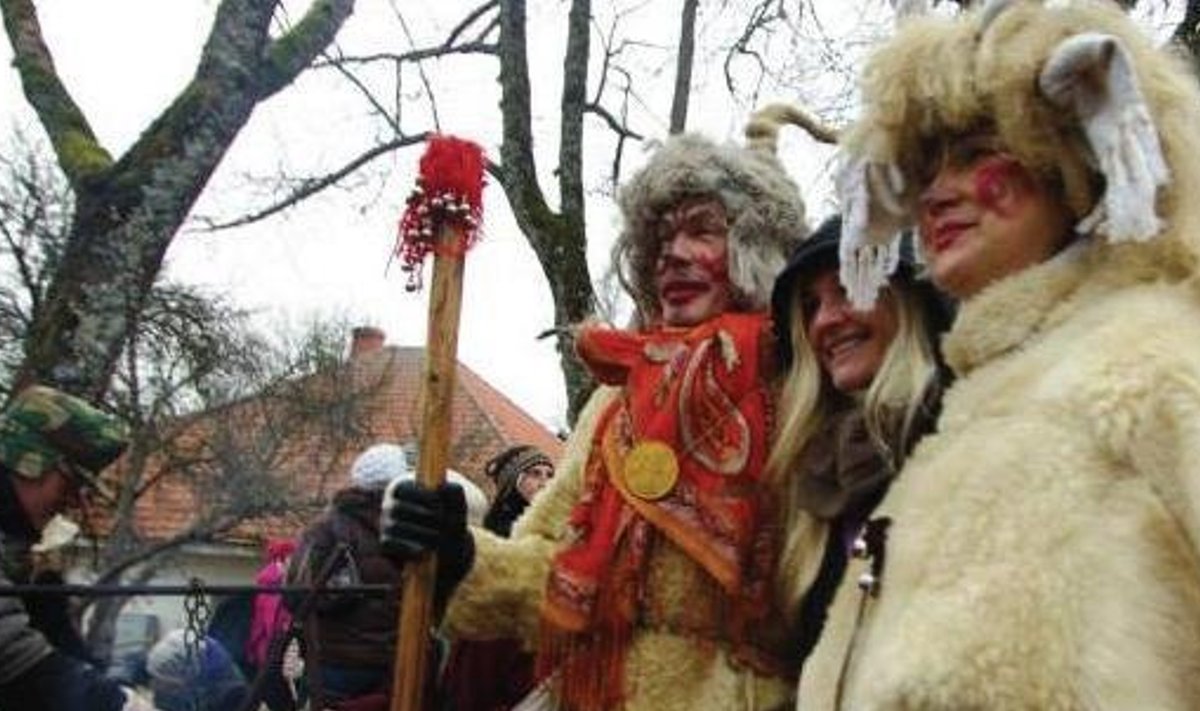 Rahvapärimuslikult tähistavad lätlased vastlapäeva ehk metenist suure maskipeoga. Pilt on tehtud talvefestivalil Turaida lossi õuel.
