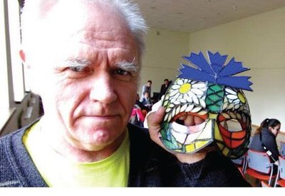 Keilast on Siguldas vitraažikunstnik Enno Veersalu, kes tegi maski vitraažitehnikas ja klaasist