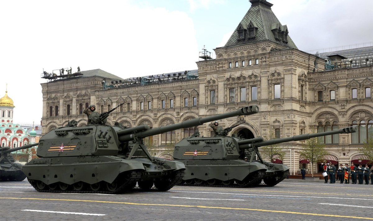 Самоходные гаубицы Мста-С российской армии на параде 9 мая