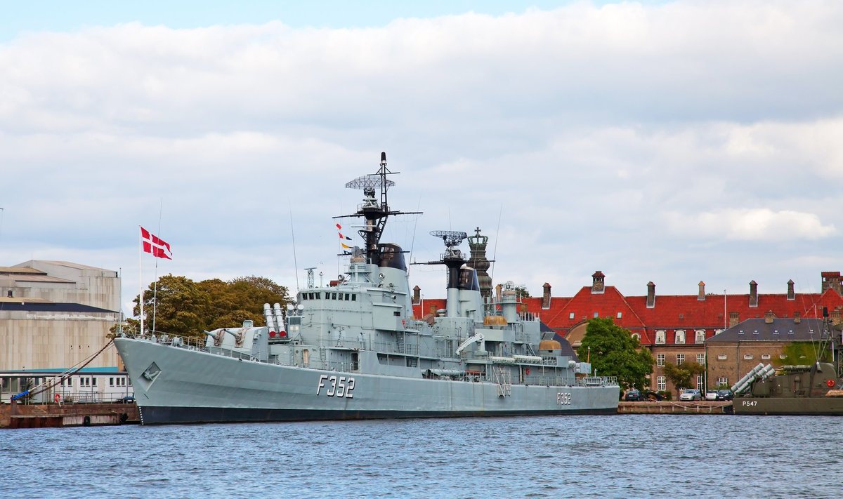 Датский военный корабль в Копенгагене