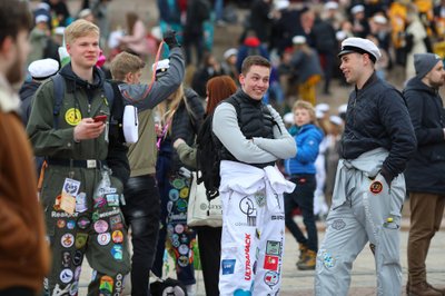 Hinnangulised vallutasid eile Helsingi kesklinna ligi 60 000 - 70 000 Vappu tähistajat