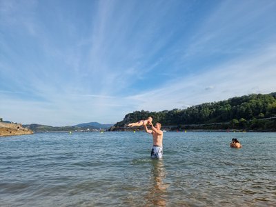 Uku hüpitamas Luunat vees. Lõpuks jõudsime randa!